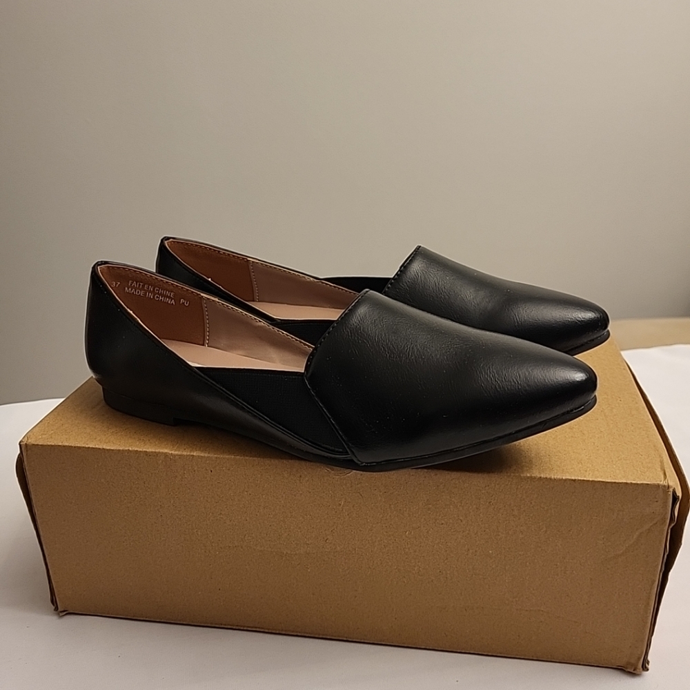Matt & Nat Westmount Black Flats US size 6 shoes. New without tags & w/o box.